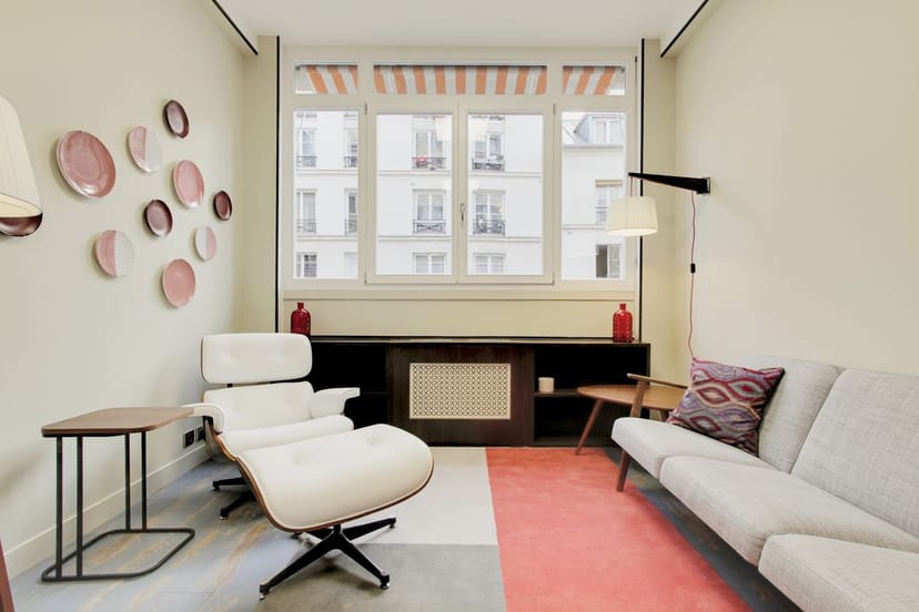 Boutique La Galerie meeting room for intimate board meetings and professional huddles.
