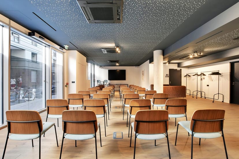 Modern theater-style meeting room for corporate presentations and workshops.