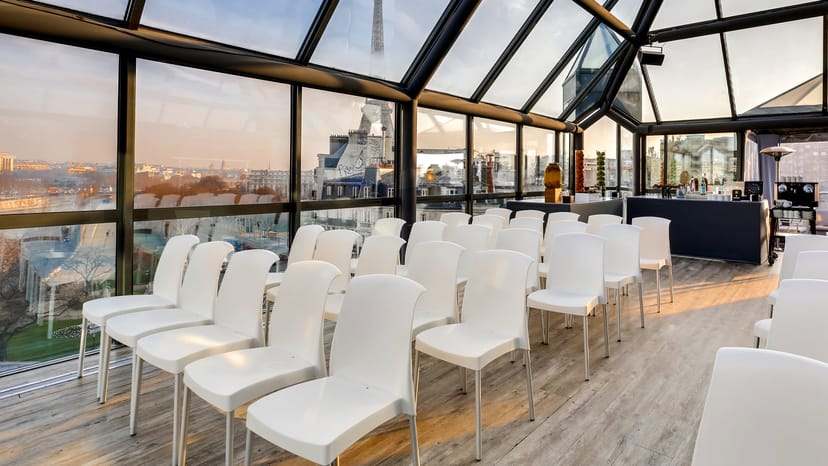 Le Toit glass meeting room in Paris, ideal for premium corporate presentations and networking events.