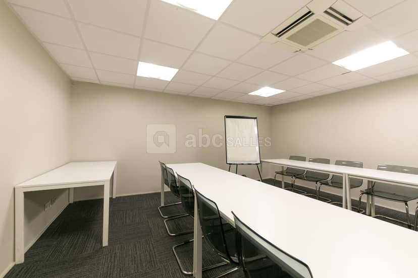 Classroom-style Trocadéro meeting room with catering table for workshops and training sessions.
