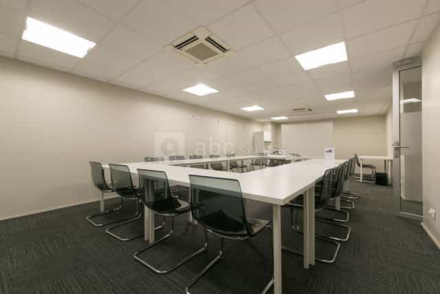 U-shape meeting room in Trocadéro for collaborative training and board discussions.