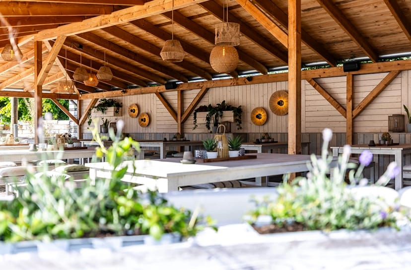 Kahuna Lounge BeachMitte: Rustic-chic open-air venue for corporate dinners and networking events.
