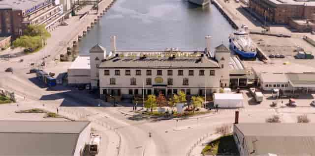 Industrial-chic waterfront venue in B-K for corporate retreats and branded activations.