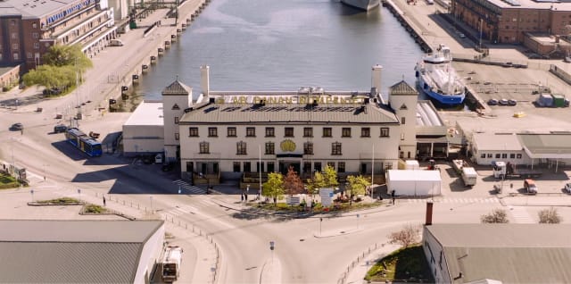 Industrial-chic waterfront venue in B-K for corporate retreats and branded activations.