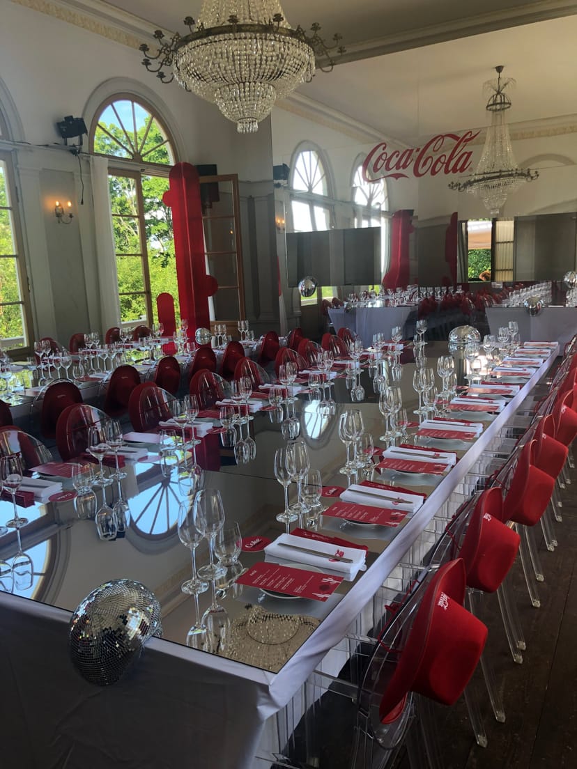 Main Hall banquet at Kungliga Borgen with red-and-white table decor for formal events and weddings.