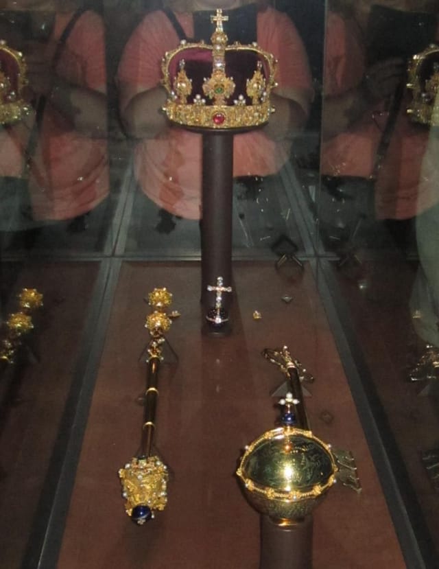 Treasury display at Kungliga Slottet with spotlighting, ideal for museum events and exhibitions.
