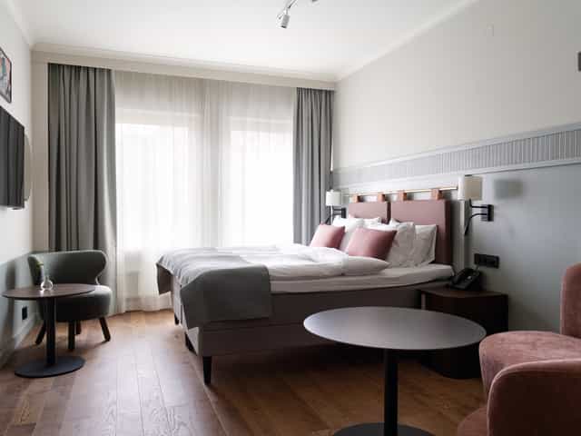 Haga guest room at Elite Palace Hotel: modern workspace for corporate conference accommodation.