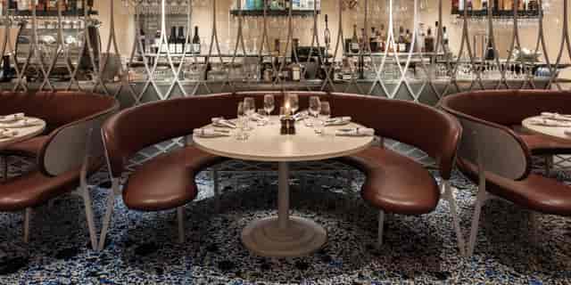 Pinnrummet at Hillenberg: VIP networking lounge with plush booth seating for corporate dinners.