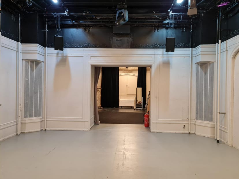 Tornrummet at Dramaten: minimalist venue with industrial ceiling for events and theater productions.