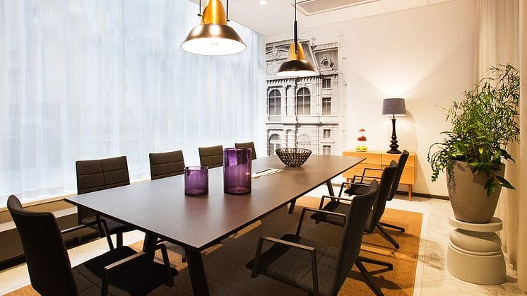 Modern boardroom at Sturegatan 15 with bright natural light for executive meetings and strategy.