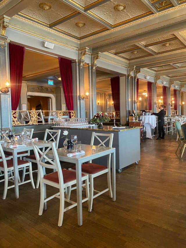 Elegant Hasselbacken meeting room with red accents for professional events and gala dinners.