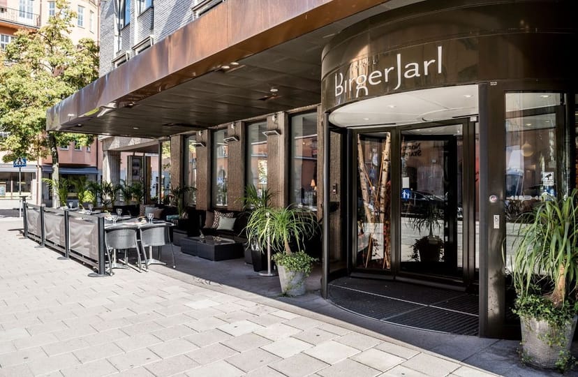 Hotel Birger Jarl entrance: sheltered terrace for urban networking and corporate event venue.