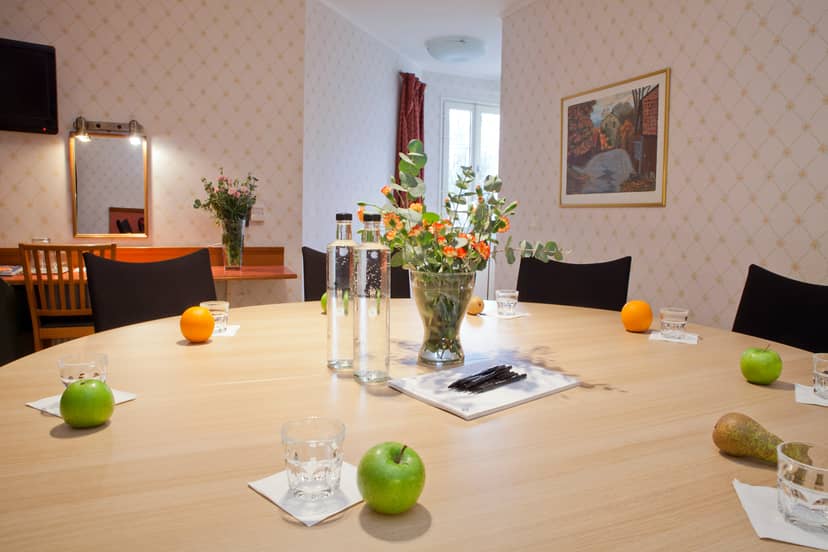 Intimate boardroom at Hotell Zinkensdamm with floral decor for strategy sessions and meetings.