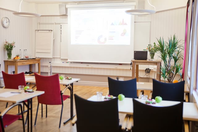 Henning & Lotten meeting room with ergonomic seating for small-group workshops and conferences.