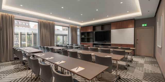 Classroom-style training room at Skärgården, Stockholm, featuring natural light for workshops.