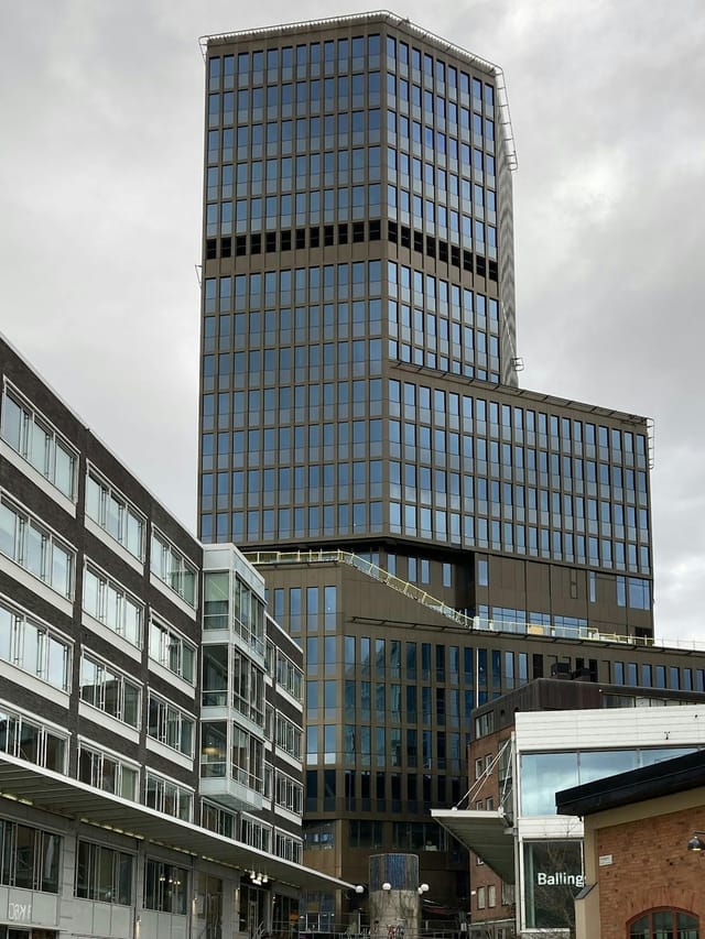 Modern corporate meeting room with city views for professional conferences and urban events.