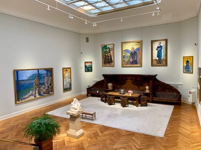 Thiel Gallery: Sophisticated, intimate venue for VIP receptions and private board meetings.