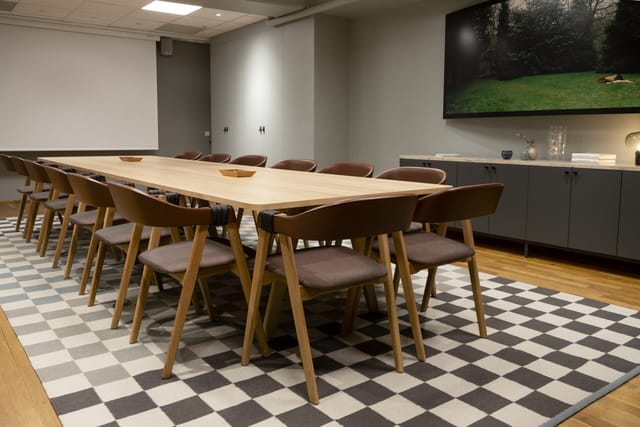 Bonnierhuset Konferens boardroom with wood table for informal business meetings and team workshops.