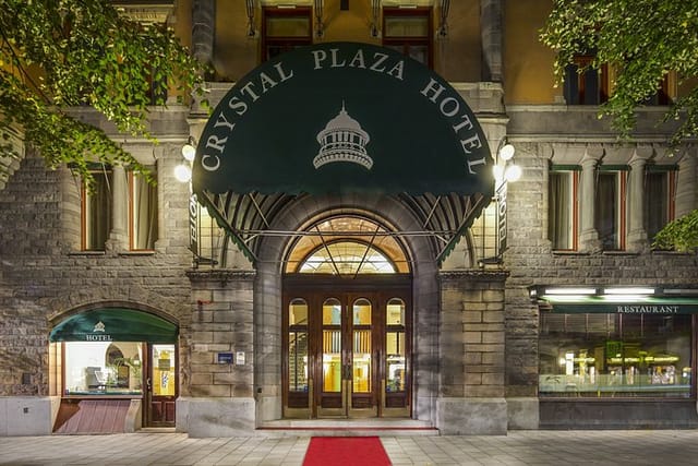 Restaurang Ming hotel entrance with red carpet, ideal for corporate events and executive meetings.