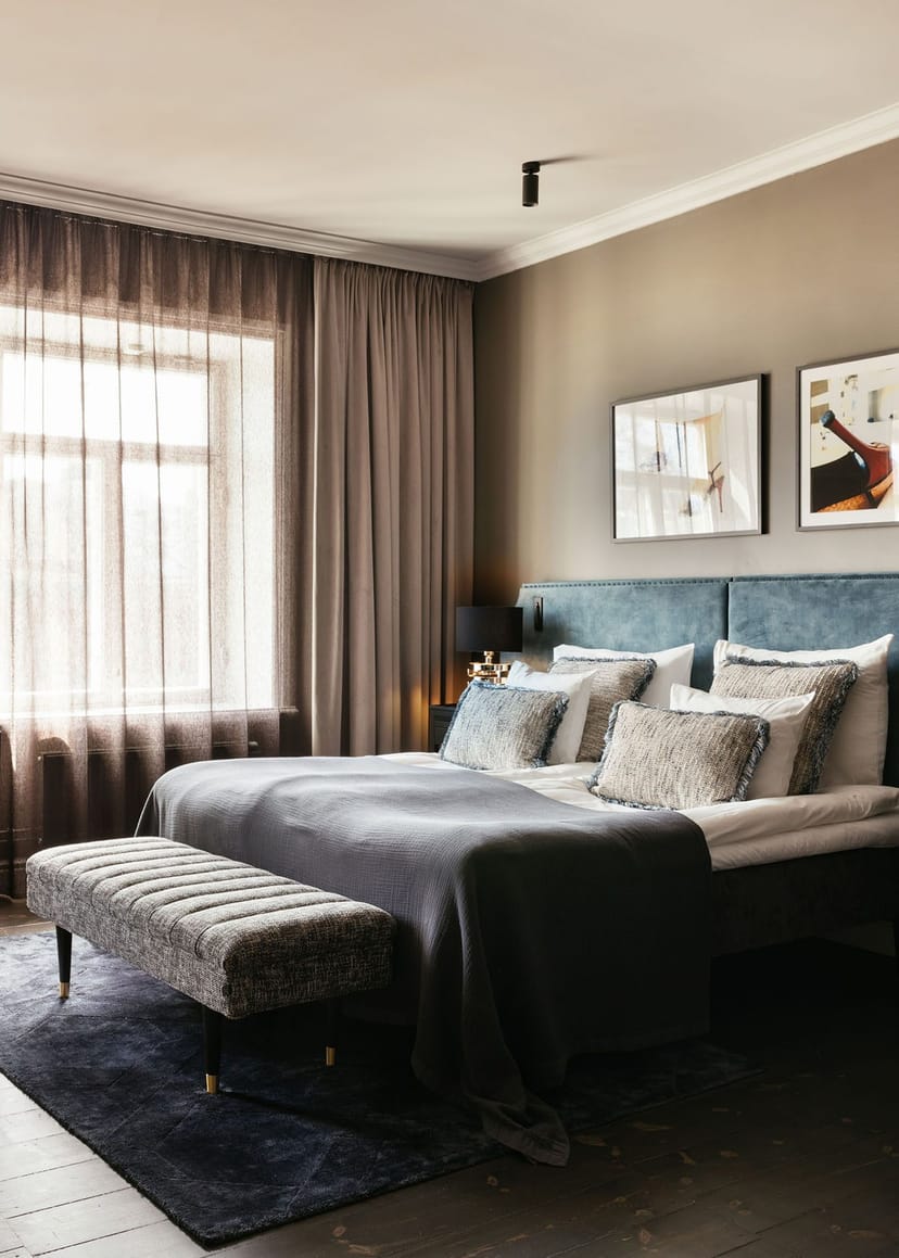 Luxury Backstage Hotel suite with premium bedding for high-end corporate retreats and VIP events.