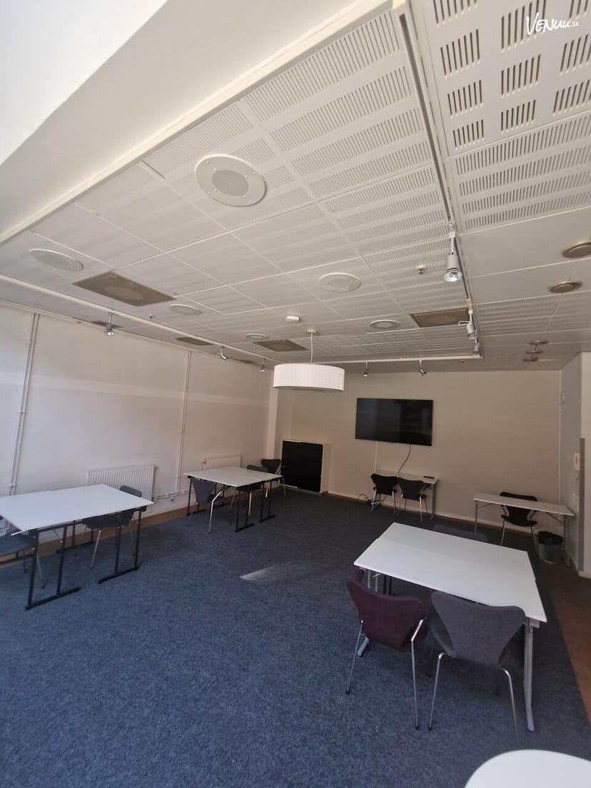 Minimalist breakout room at Hörsal, Nacka Strand for corporate meetings and event space rentals.