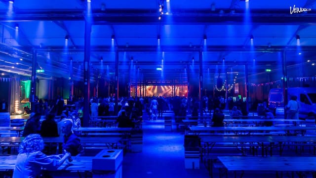 Nacka Strand Möten et Event auditorium with blue lighting for corporate conferences and seminars.