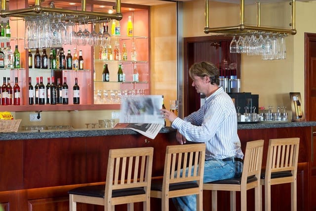 Classic hotel bar in Brommavik, ideal for networking and corporate breakout events.
