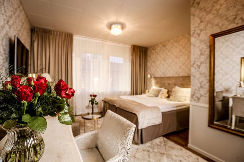 Upscale VIP hotel room at Hotel Lilla Rådmannen with fresh flowers for event hosting and bridal stay.