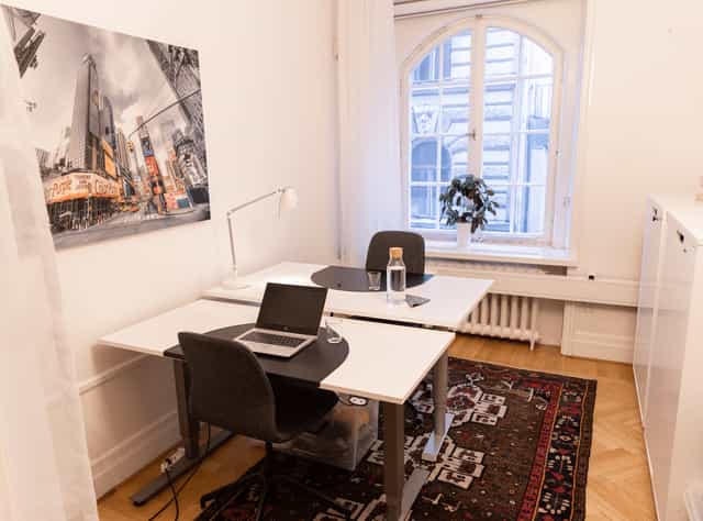 Cozy breakout meeting room at Quick Office Östermalm for private coworking and business sessions.