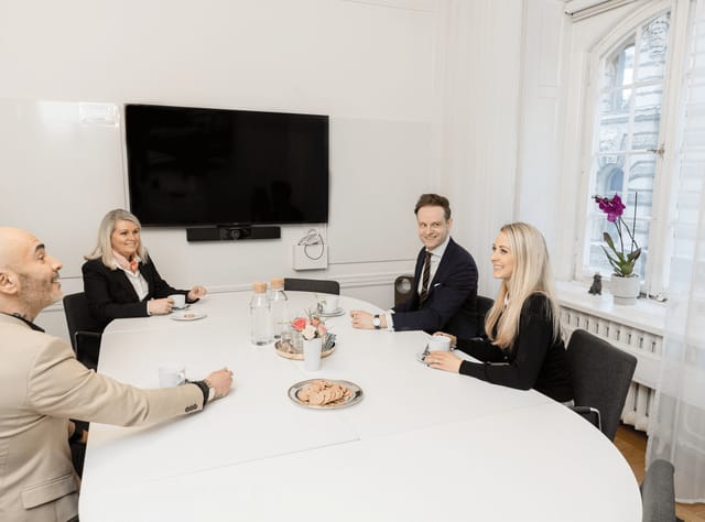 Boardroom at Quick Office Östermalm with AV tech for corporate meetings and executive strategy.
