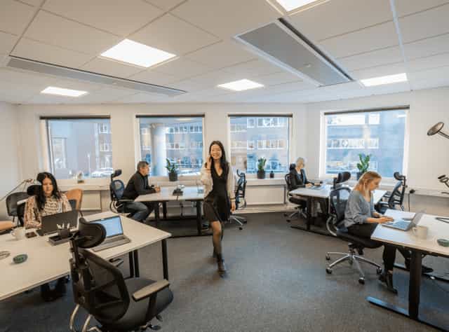 Private desk in Östermalm co-working space for quiet remote work and business meetings.