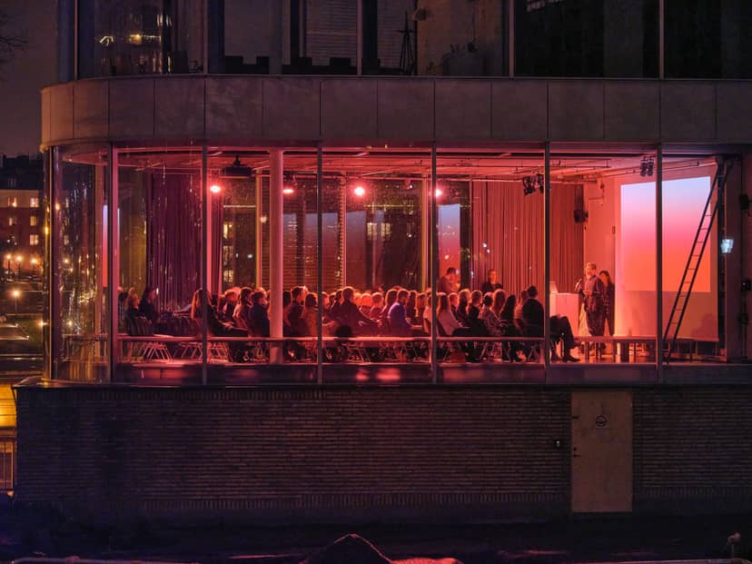 Evening seminar in a glass-walled café at Bonniers Konsthall with professional event lighting.