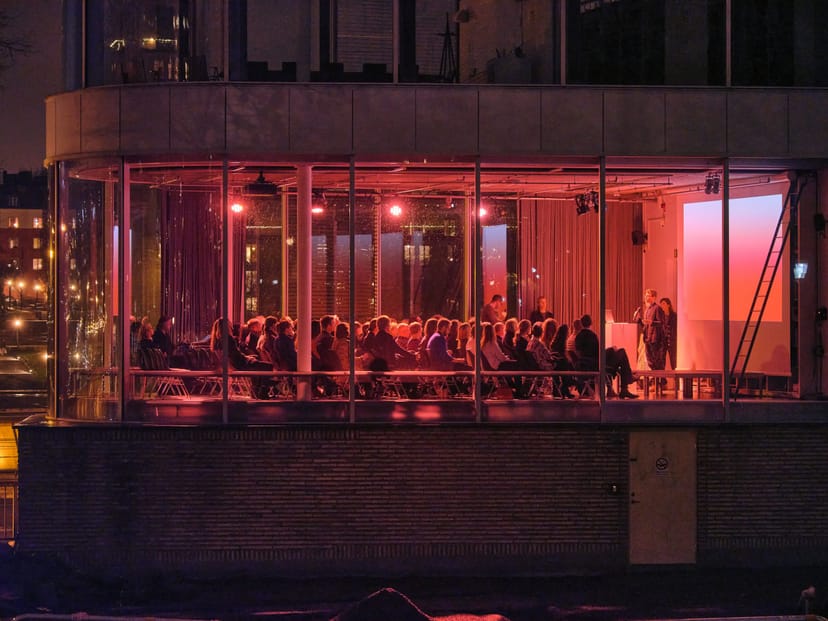 Evening seminar in a glass-walled café at Bonniers Konsthall with professional event lighting.