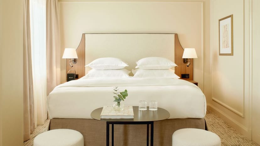Neutral guest room at Villa Dahlia, ideal for corporate event room blocks and business travel.