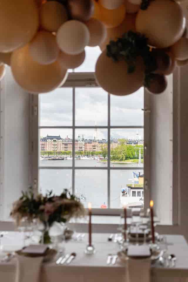 Glasverandan banquet hall with scenic waterfront view for corporate and social events.