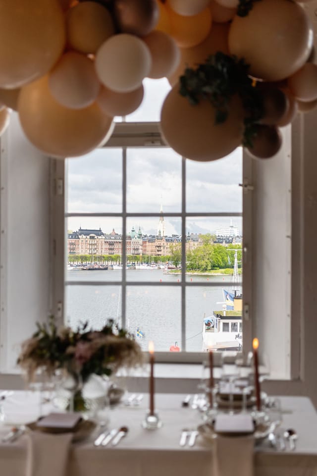 Glasverandan banquet hall with scenic waterfront view for corporate and social events.