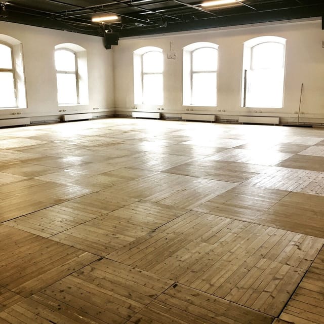 Glasverandan banquet hall with hardwood floors, ideal for event space and creative workshop venue.
