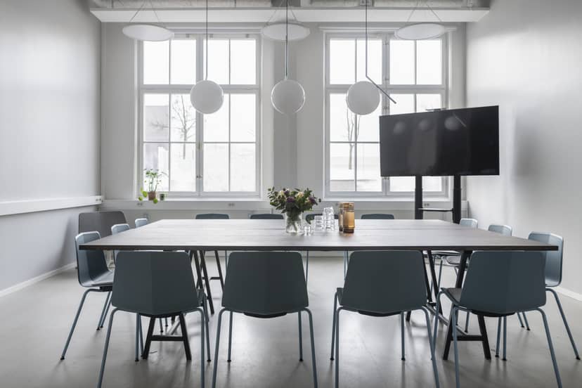 Minimalist breakout room in Fabriken Hammarby Sjöstad with natural light for corporate meetings.