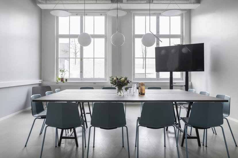 Minimalist breakout room in Fabriken Hammarby Sjöstad with natural light for corporate meetings.