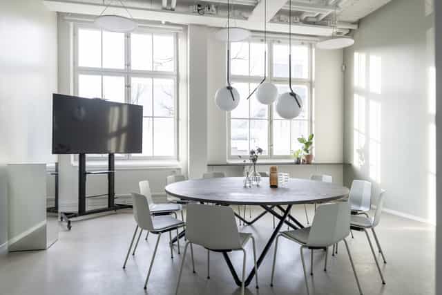 Minimalist meeting room in Hammarby Sjöstad with natural light for small group breakout sessions.