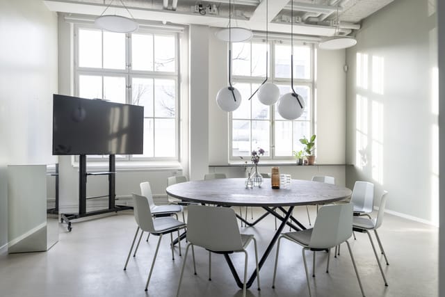 Minimalist meeting room in Hammarby Sjöstad with natural light for small group breakout sessions.