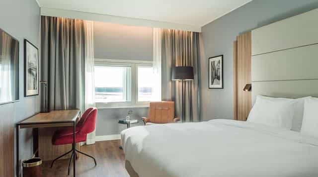 Modern Stockholm Arlanda Airport suite with ergonomic workspace for business travel and conferences.