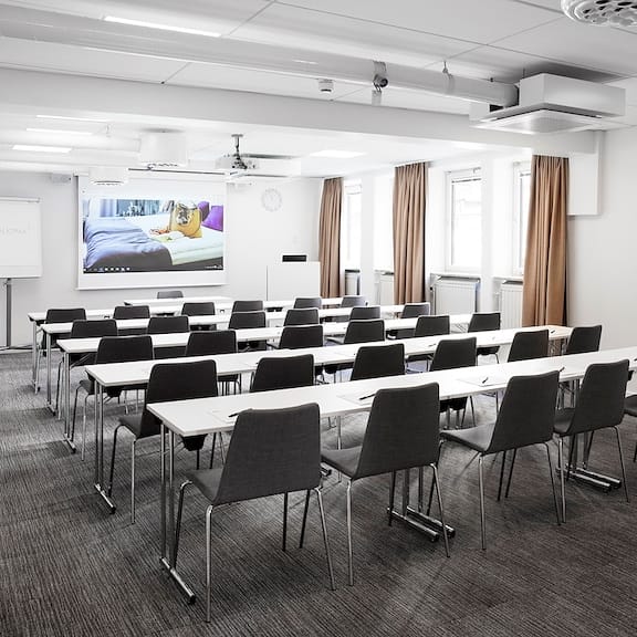 Classroom-style Best Western meeting room with AV setup for corporate training and presentations.