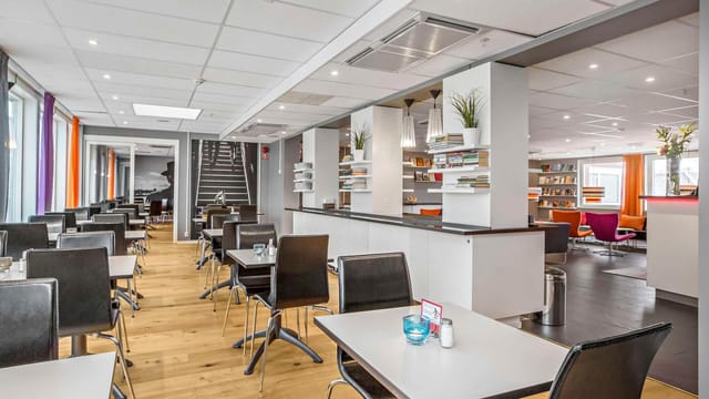 Best Western hotel breakout area for co-working and corporate event networking.