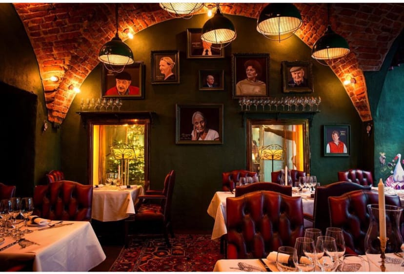 Vinous Courtyard restaurant with vaulted ceilings for VIP dinners and private events.
