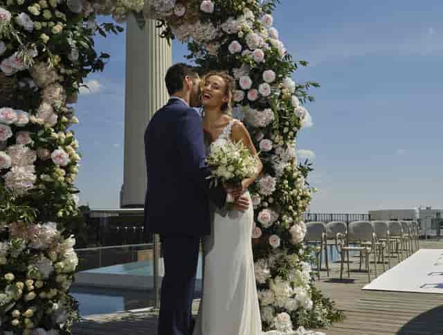 Outdoor wedding at JOIA Rooftop with floral arch, romance and elegance in Battersea.