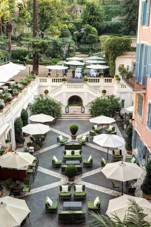 Le Jardin de Russie courtyard: tiered outdoor venue for upscale networking and corporate events.