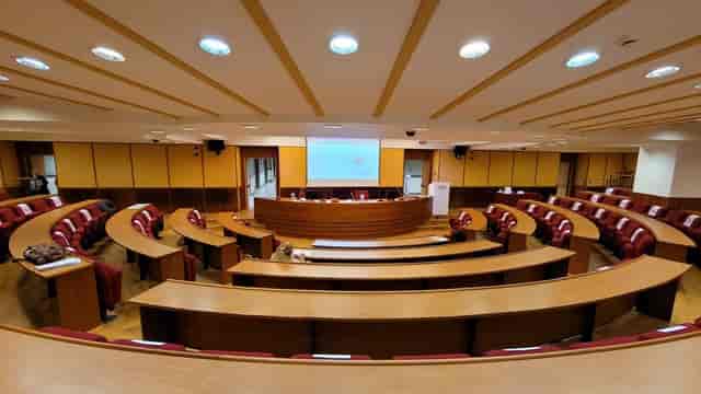 Amphitheater conference room at Roma Eventi for academic seminars and formal business meetings.