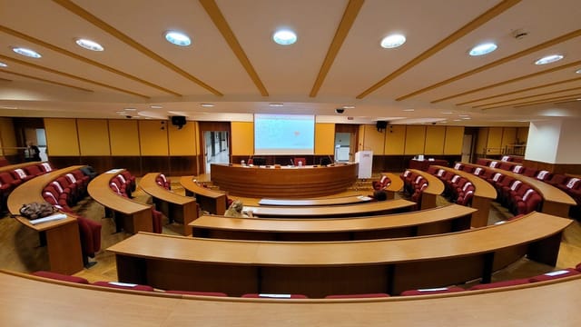 Amphitheater conference room at Roma Eventi for academic seminars and formal business meetings.