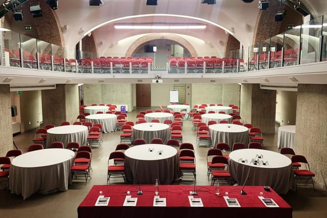 Sala Fellini Roma Eventi: historic vaulted ceiling, cabaret-style conference and breakout venue.